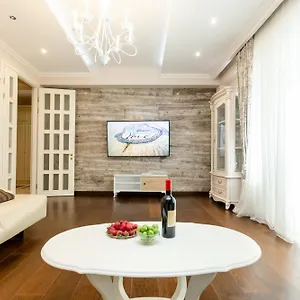 fabulous-apartment-on-rustaveli-avenue.alltbilisihotels.com/